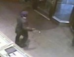 VIDEO: The suspect walked away with two diamond necklaces worth an estimated $100,000.