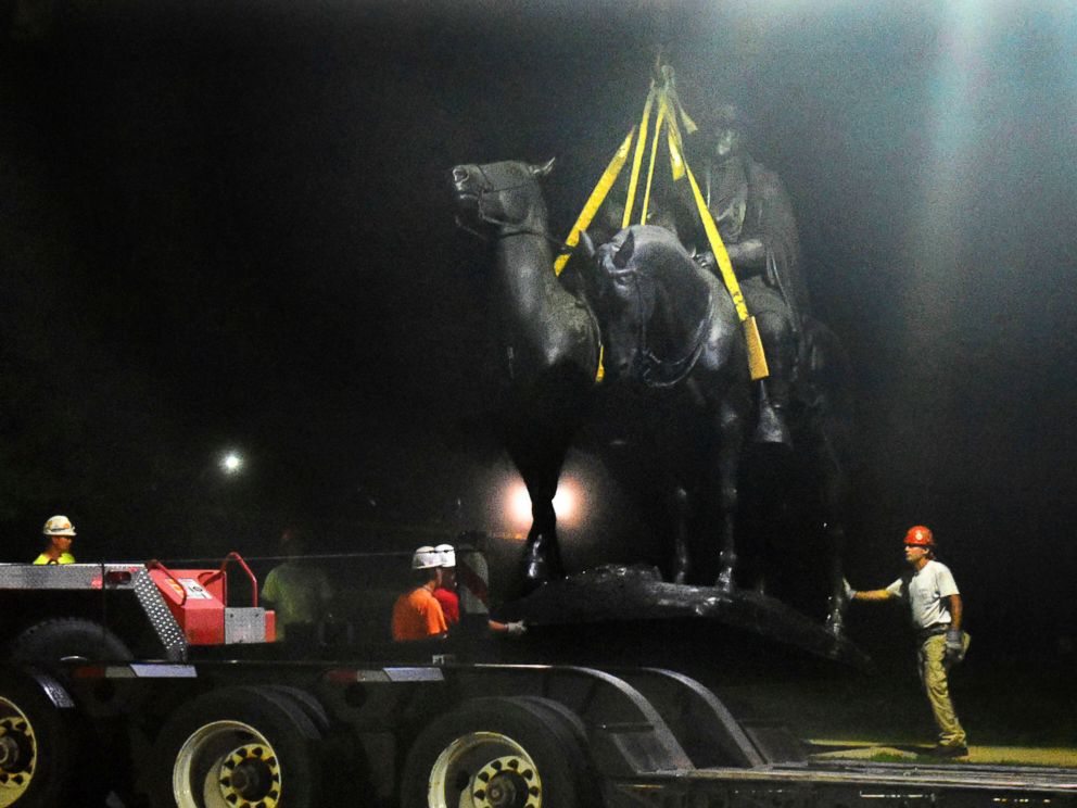 PHOTO: Workers remove the Robert E. Lee and Thomas J. Stonewall Jackson monument in Wyman Park, Aug. 16, 2017, in Baltimore.