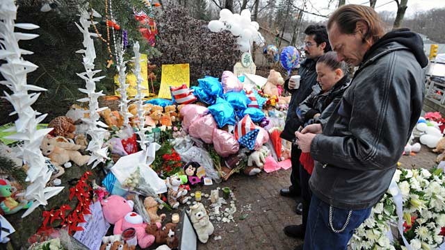PHOTO: Sandy Hook Elementary School mourners