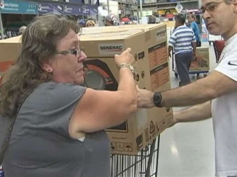 Watch Florida stranger give woman last generator for her sick father-in-law Watch Florida stranger give woman last generator for her sick father-in-law