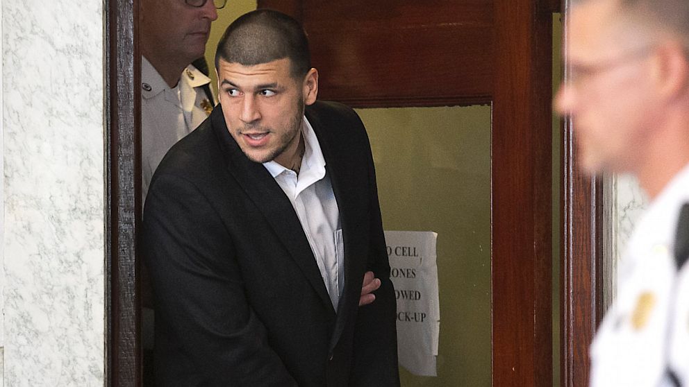 PHOTO: Aaron Hernandez enters courtroom