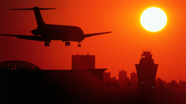 PHOTO: Airliner landing