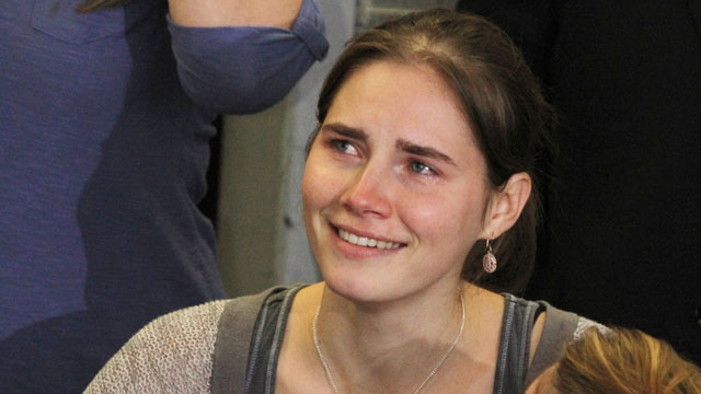 PHOTO: Amanda Knox is comforted by her sister during a news conference shortly after her arrival at Seattle-Tacoma International Airport Oct. 4, 2011, in Seattle.