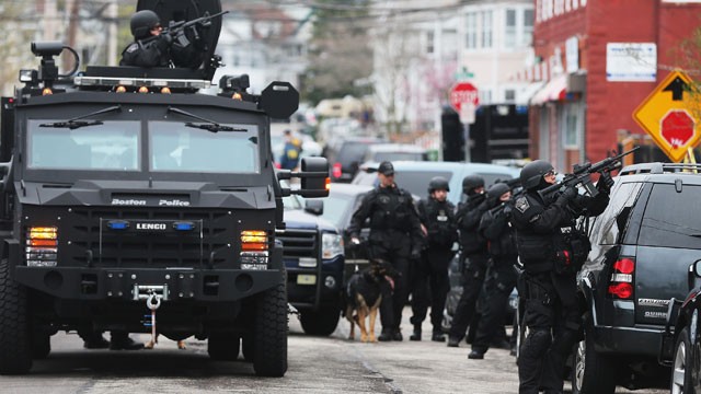 [Image: gty_boston_swat_police_manhunt_suspect_t...419_wg.jpg]