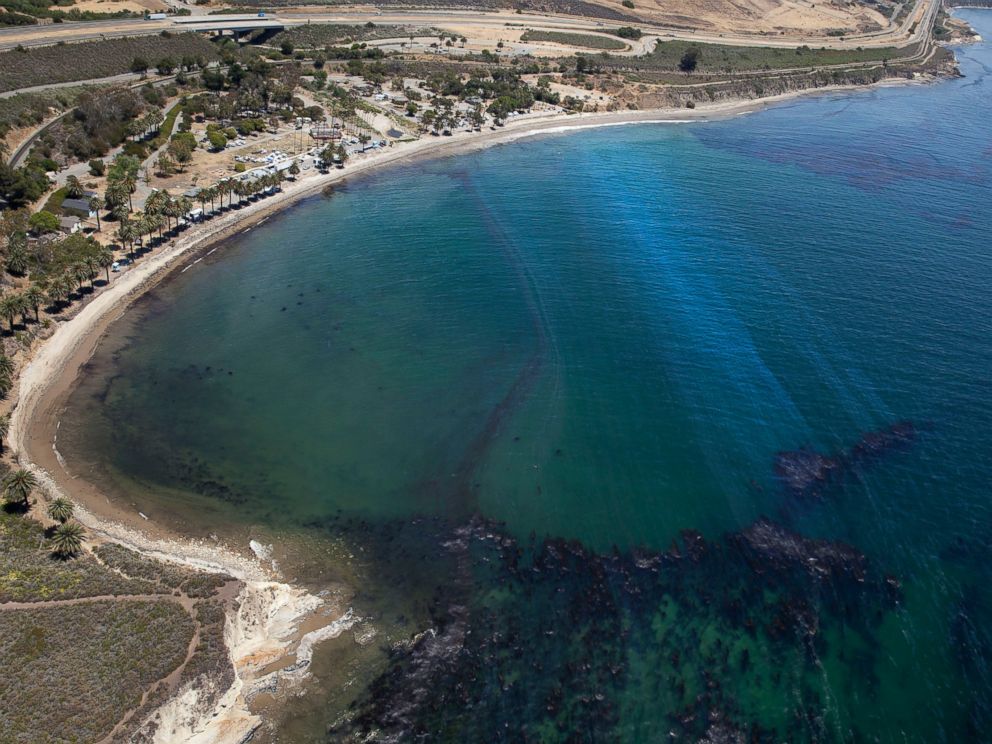 PHOTO: Oil soaked kelp and oil sheen as cleanup effort continues on the beach in Santa Barbara, Calif., on May 20, 2015. 