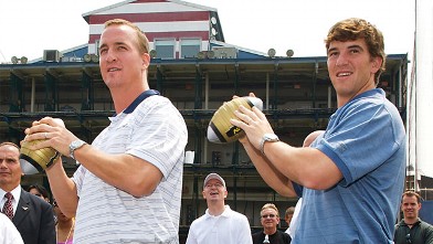 PHOTO: Eli and Peyton Manning