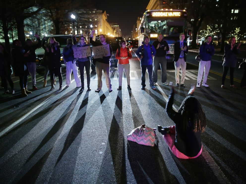 PHOTO: Demonstrators block traffic at 15th Street and Pennsylvania Avenue, NW, during a protest against a New York grand jury decision Dec. 3, 2014 in Washington, DC.