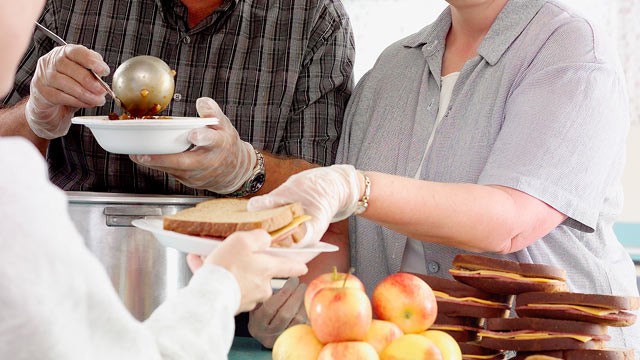 PHOTO: Some people spend their Thanksgiving volunteering to help others.