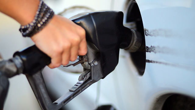 PHOTO: The Environmental Protection Agency announced a proposal for new standards for cars and gasoline, causing a backlash by the oil industry who claims the change will cost drivers more at the pump.