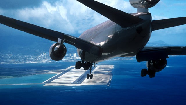 PHOTO: An airliner approaches Honolulu International Airport in this file photo.