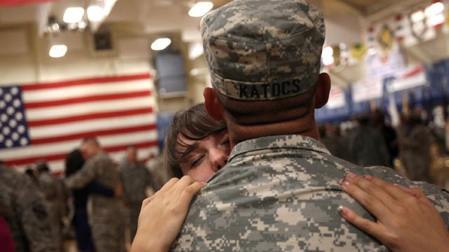 PHOTO: Soldiers reunite with family after returning from Iraq