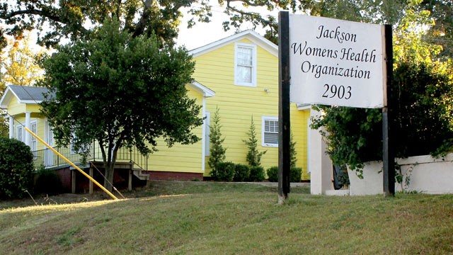 PHOTO: Larry Gonzalez, 42, prays outside the sole clinic to offer abortions in Jackson, Mississippi, U.S., Nov. 1, 2011.