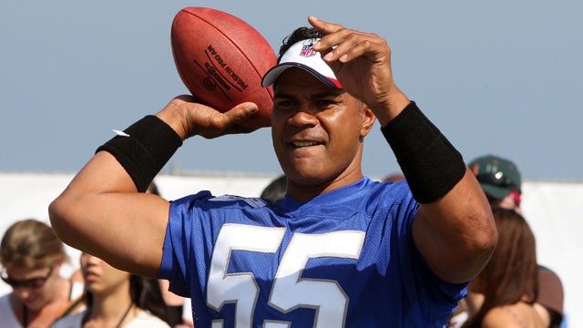 PHOTO: Athlete Junior Seau takes part in the Madden NFL 10 Pigskiin Pro-Am on Xbox 360 event, July 24, 2009 in Malibu, Calif.