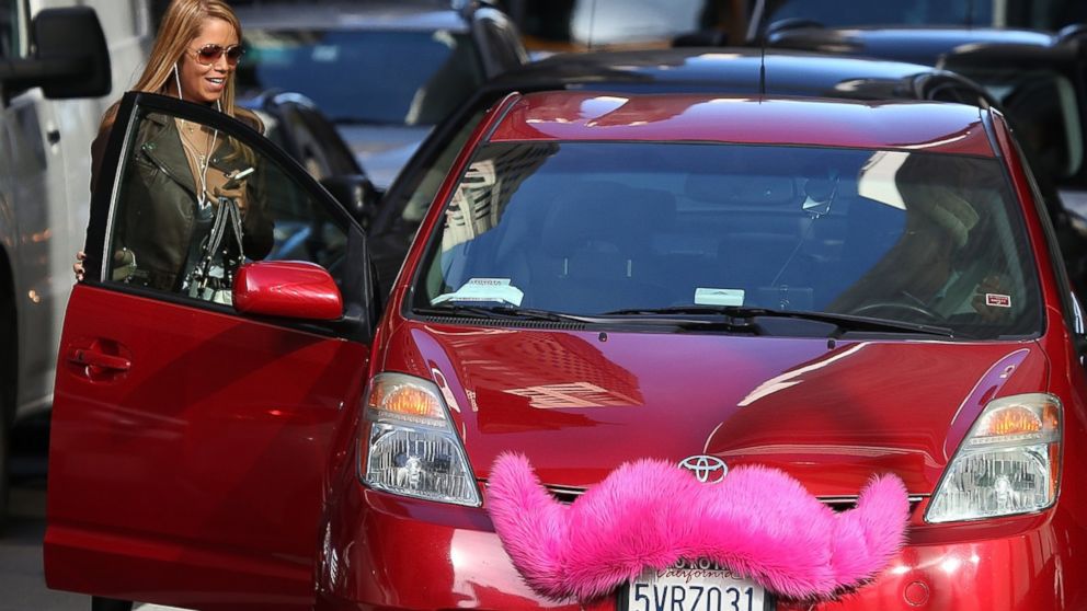 PHOTO: A Lyft customer gets into a car on Jan. 21, 2014 in San Francisco, Calif. 