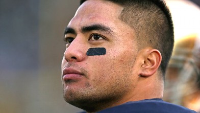 PHOTO: Manti T'eo #5 of the Notre Dame Fighting Irish keeps an eye on the game against the BYU Cougars at Notre Dame Stadium, Oct. 20, 2012 in South Bend, Ind.