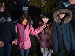  - gty_newtown_ct_shooting_vigil_kids_hands_thg_121215_mn