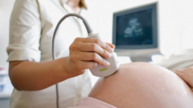 PHOTO: Pregnant woman having sonogram