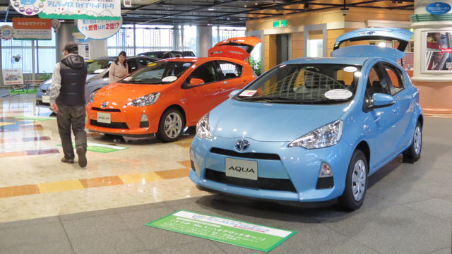 PHOTO: Toyota Aquas, full hybrid gasoline-electric subcompact hatchback produced by Toyota Motor, are displayed at the companys show room in Tokyo on May 8, 2013.