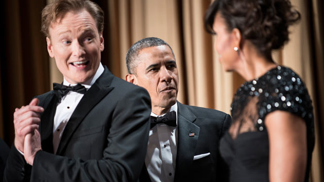 PHOTO: Comedian Conan OBrien (L) smiles as US President Barack Obama (C) and US first lady Michelle Obama arrive for the White House Correspondents? Association Dinner April 27, 2013 in Washington, DC.