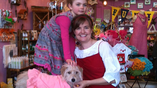PHOTO: Robin, her daughter Imogene, and Ruthie the dog pose for a family photo.