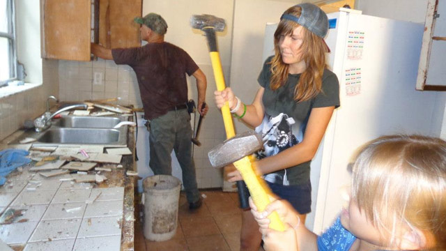 PHOTO: Willow Tufano and her sister Iris remodel their home on "Family Demo Day."