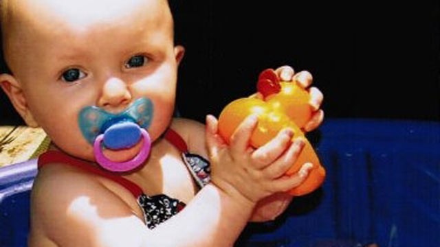 PHOTO: 10-month-old Lisa Irwin, center, from Kansas City disappeared from her bed Oct. 3, 2011.
