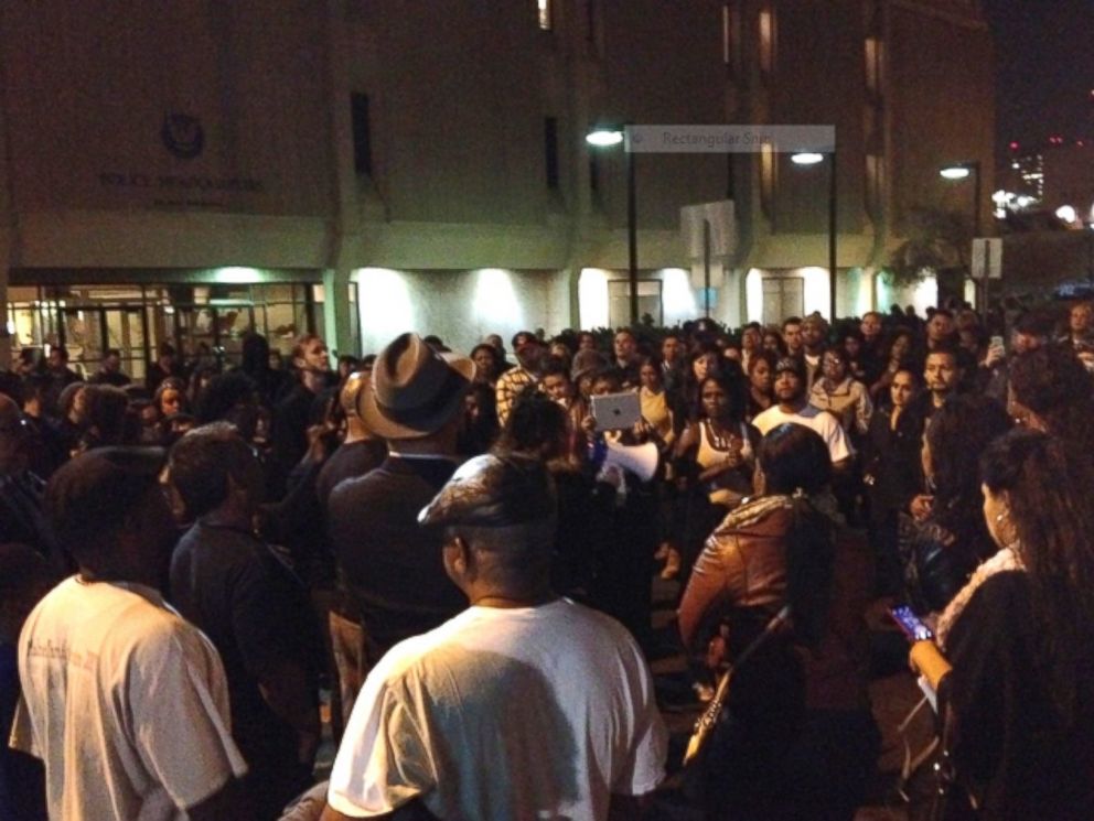 PHOTO: People gather to protest the shooting of Rumain Brisbon in Phoenix, Dec. 4, 2014.