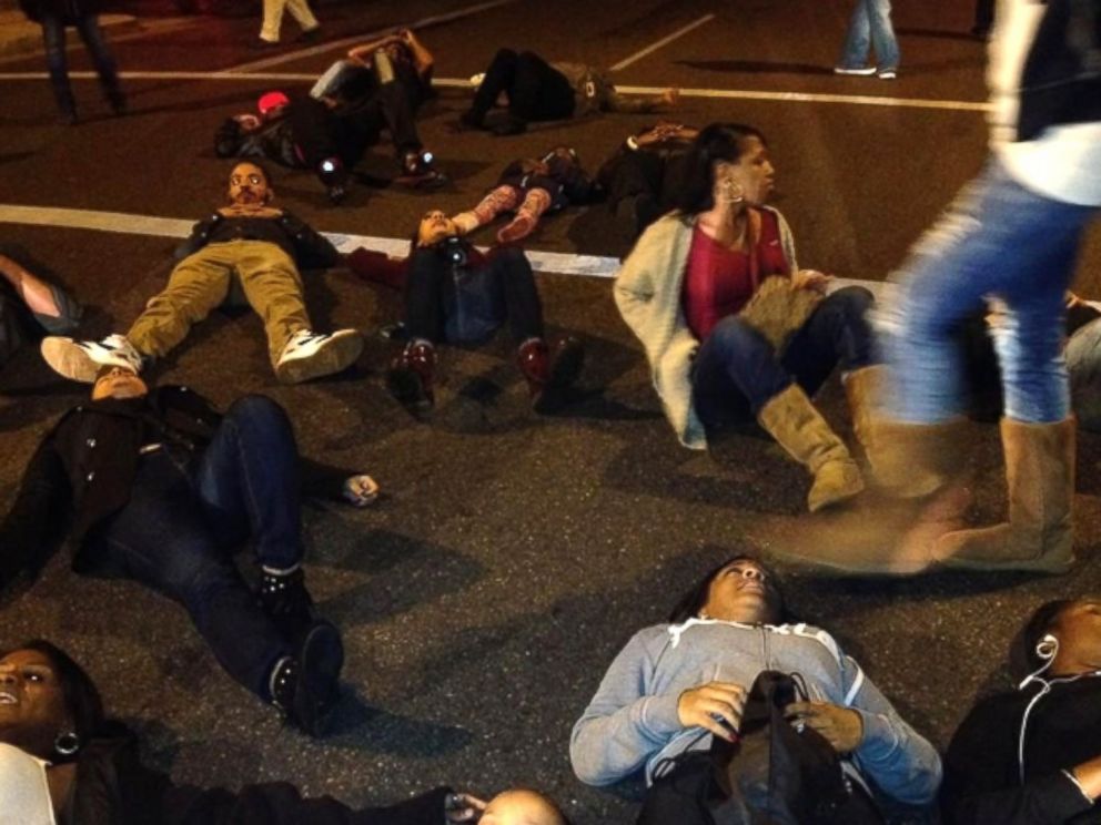 PHOTO: People gather to protest the shooting of Rumain Brisbon in Phoenix, Dec. 4, 2014.