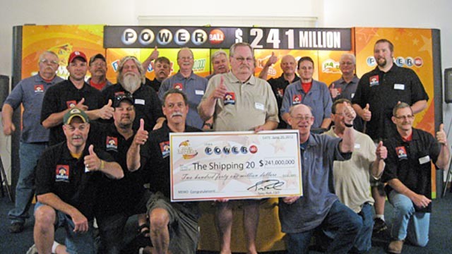 PHOTO: Iowa lottery winners