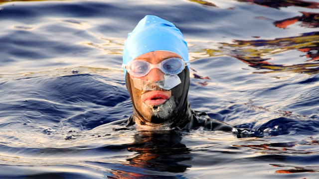 PHOTO: Diane Nyad stops while on her landmark swim on Aug. 20, 2012.