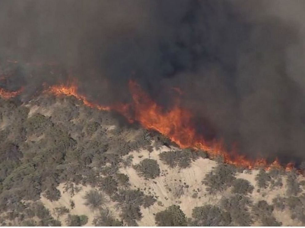 Los Angeles Area Wildfire Spreads To 18 000 Acres 82 000 Residents