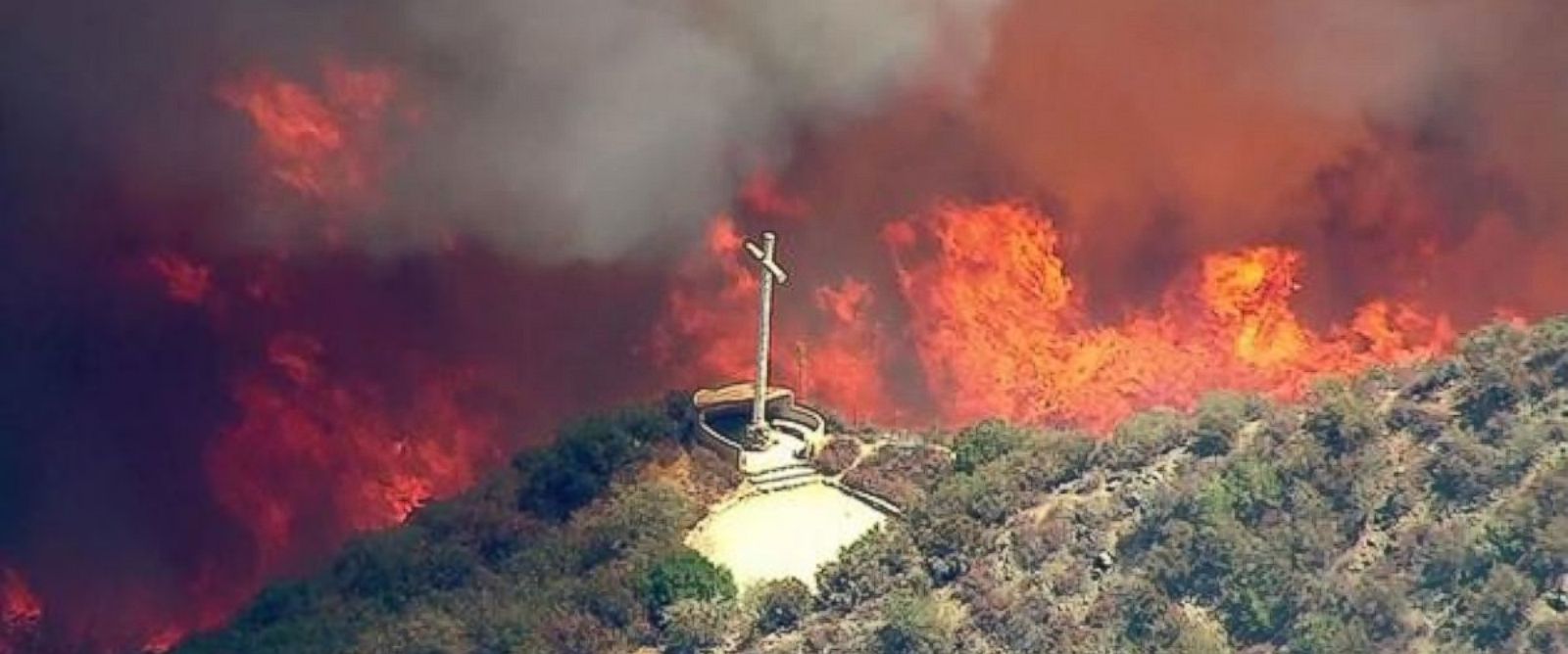 Los Angeles–Area Wildfire Spreads to 18,000 Acres, 82,000 Residents