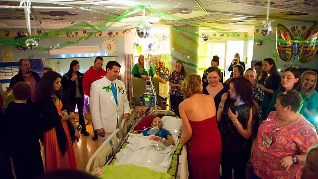 PHOTO: When Katelyn Norman, 14, of LaFollette, Tenn., could not attend a prom specially thrown for her, family and friends brought prom to her hospital room on March 26, 2013.