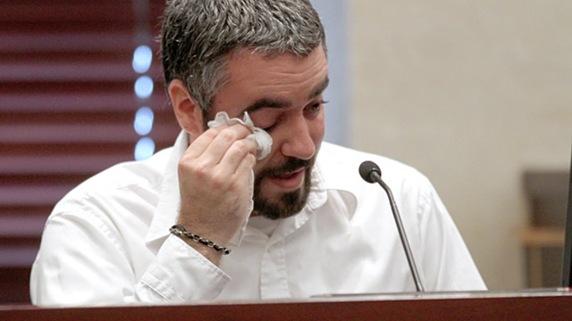 PHOTO: Lee Anthony tears up as he testifies in sister Caseys trial
