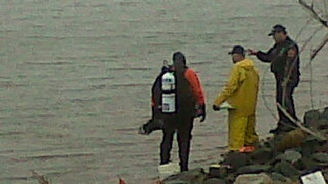 PHOTO: Police scuba teams search the bays near where at least nine bodies have been dumped by a serial killer on Long Island.