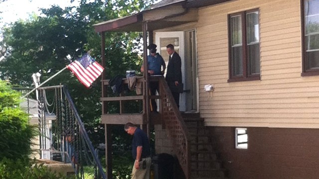 PHOTO: Police arrive at the Maple Shade, N.J., home of Pedro Hernandez, a suspect in the 1979 killing of 6-year-old Etan Patz in New York, June 6, 2012.