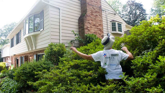 PHOTO: Sears employees volunteer their labor to help with landscaping at the home of injured veteran Capt. Patrick Horan on Tuesday, July, 24, 2012 in McLean, Va.