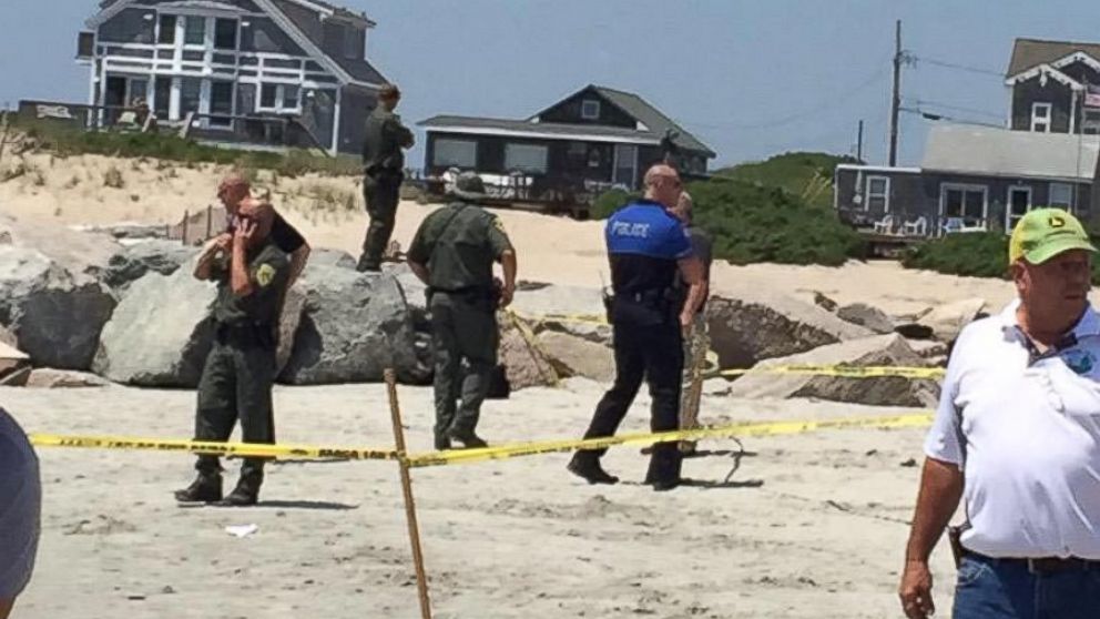PHOTO: Police cordon off an area of Salty Brine Beach in Narragansett, Rhode Island, as the bomb squad arrives to investigate a possible explosion on July 11, 2015.