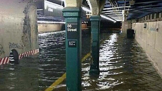 ht_sandy_new_york_flooded_subway_tunnel_ll_121030_wg.jpg