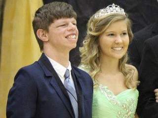 Homecoming Surprise for Tennessee Teen