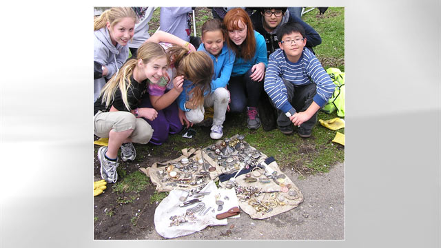 PHOTO: Sixth graders from St. Pauls Episcopal School in Oakland, Calif. with the valuables they found in Lake Merritt.