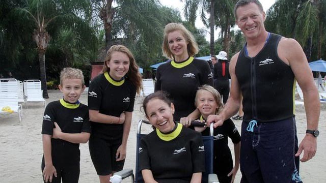 PHOTO: Susan Spencer-Wendel (center) pictured with (from left to right) her children Aubrey, Marina, sister Stephanie, Wesley and husband John.