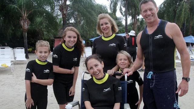 PHOTO: Susan Spencer-Wendel (center) pictured with (from left to right) her children Aubrey, Marina, sister Stephanie, Wesley and husband John.
