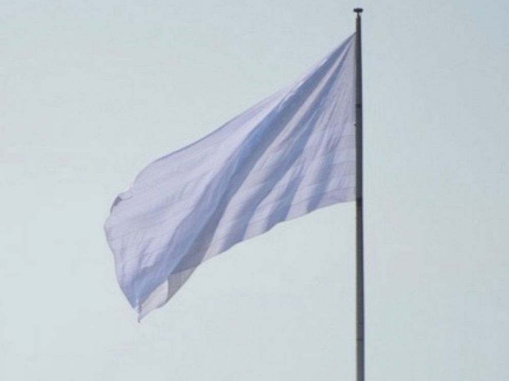 PHOTO: In this photo <a href=http://gothamist.com/2014/07/22/surrender_brooklyn_mysterious_white.phptarget=external>provided by Gothamist</a>, one of the two white flags is pictured flying above the Brooklyn Bridge on July 22, 2014 in New York City. 