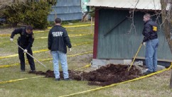 PHOTO: Members of the Onondaga County Sherriff's Dept. search the back garden of John Jamelske in De Witt, New York.