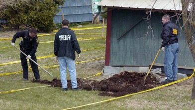 PHOTO: Members of the Onondaga County Sherriff's Dept. search the back garden of John Jamelske in De Witt, New York.