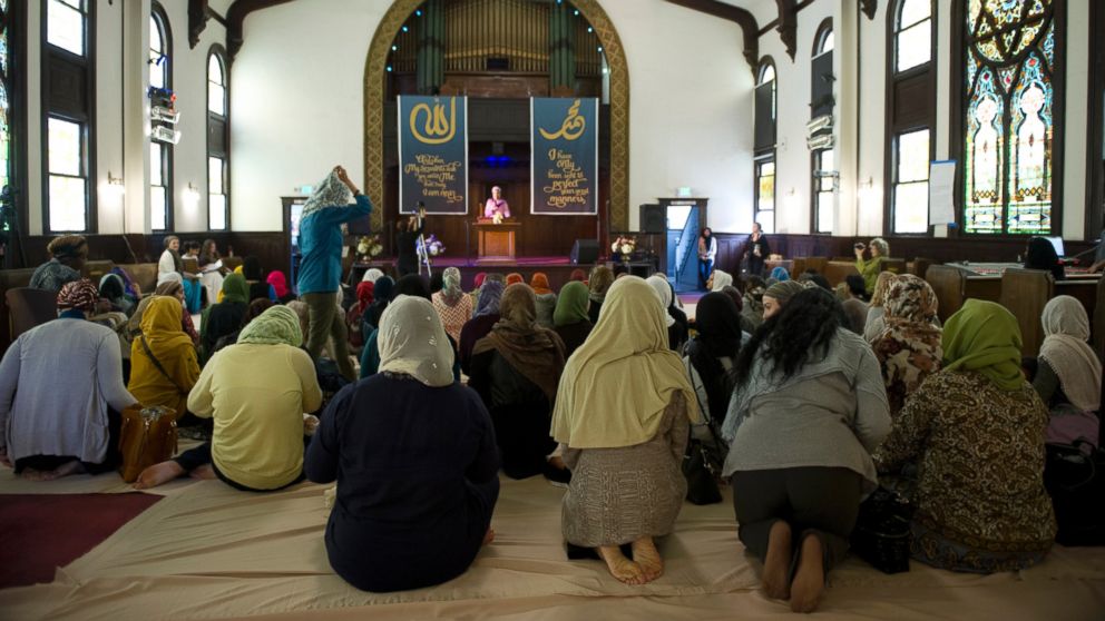 PHOTO: Muslim women kneel for the prayer service at the Womens Mosque of America in downtown Los Angeles, Jan. 30, 2015. 