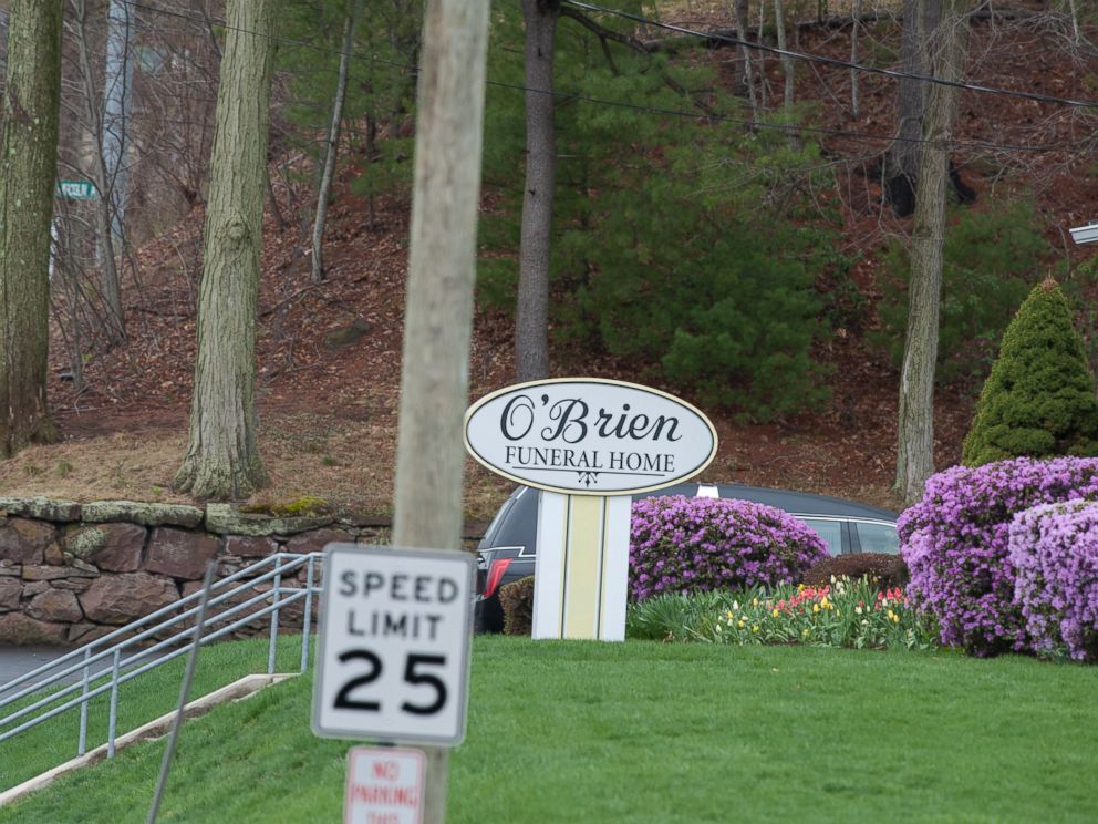 PHOTO: A hearse enters the OBrien Funeral Home in Bristol, Conn. carrying the casket of Aaron Hernandez, April 23, 2017.