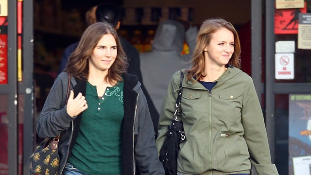 PHOTO: Amanda Knox and her sister, Deanna Knox do some shopping and grab a Jamba Juice. The happily reunited sisters stopped off at a Safeway before grabbing a Jamba Juice drink together, Oct.16, 2011.