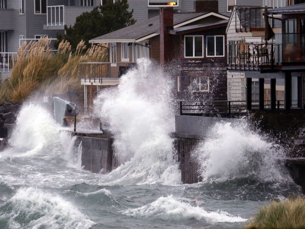 Washington state braces for 2nd storm, 1 day after deadly winds and